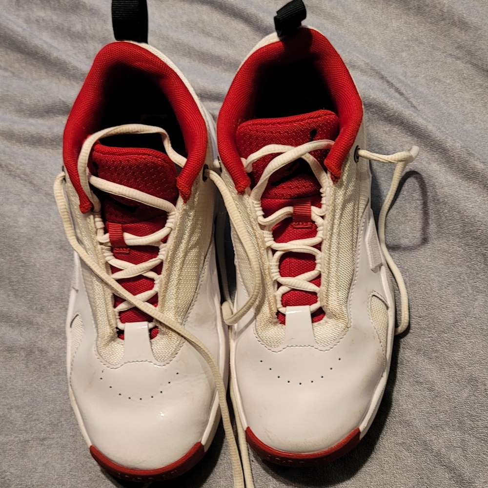 Nike Jordan Max Aura6 Kids White and Red Sneakers 3.5 Youth